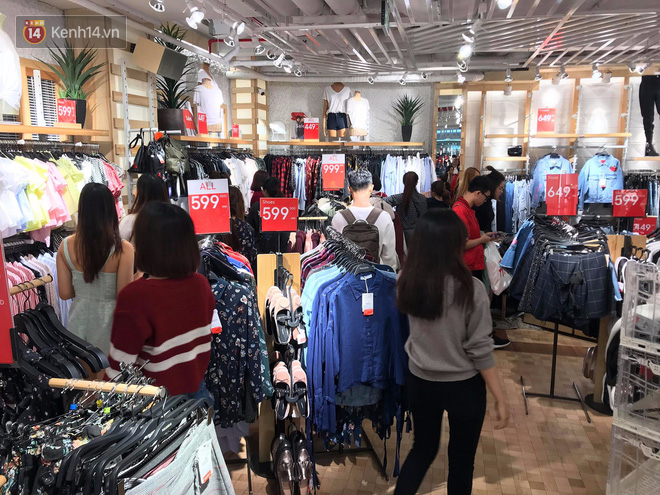 Zara Sài Gòn và Hà Nội đông nghịt, dân tình xếp hàng dài ngay ngày đầu tiên giảm giá